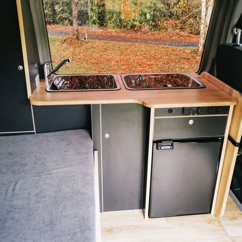 Armoire de cuisine de camping-car multifonctionnelle faite sur commande de meubles de RV en aluminium de surface mate