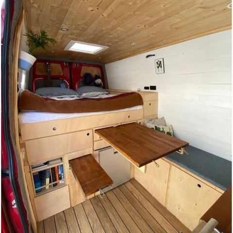 Meubles de camping-car légers, lit double de caravane personnalisé avec armoire et plateau de table rétractable. 